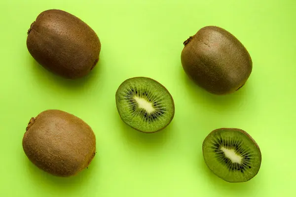 Yeşil arka planda olgun kesilmiş kivi meyvesi. Yakın plan.