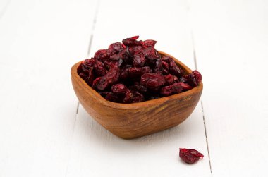 Kurutulmuş yaban mersini, yakın plan ahşap bir kasede.