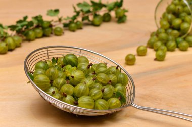 Böğürtlen üzümlü kevgir masayı ayırmak için.