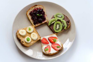 Farklı dolgulu tostlar lezzetli ve sağlıklı atıştırmalıklar vejetaryen yiyecekler dolduruyor.
