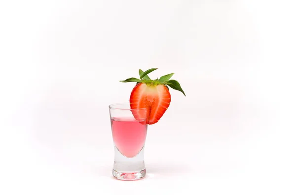 Copo Bebida Coquetel Rosa Com Morangos Fundo Branco — Fotografia de Stock