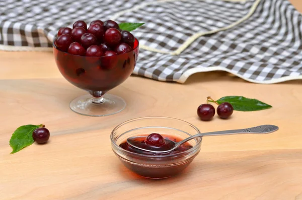 Mutfak masasındaki kasede kiraz reçeli ve böğürtlen