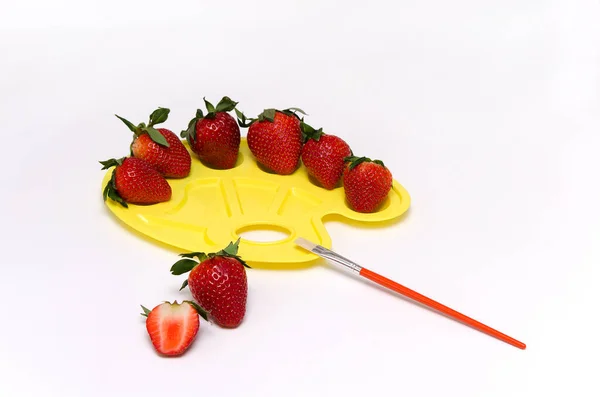 Palette çilek servis etmenin orijinal bir yolu.