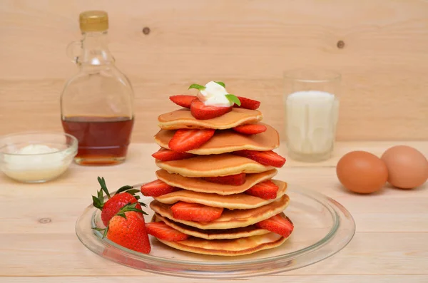 Pfannkuchen Mit Erdbeeren Und Sahne Und Zutaten Zum Kochen Auf — Stockfoto