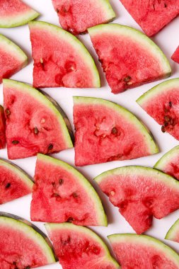 Bir sürü karpuz parçalara ayrılmış.