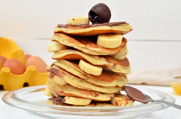 Pfannkuchen Mit Schokolade Und Bananen Auf Einem Teller Großaufnahme — Stockfoto