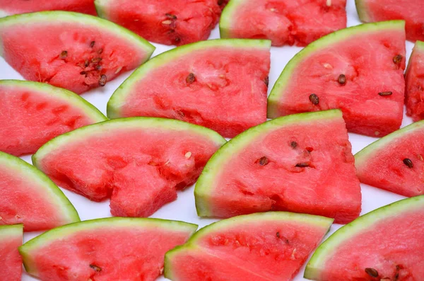 Scheiben Geschnittene Reife Wassermelone Mit Samen Und Haut Nahaufnahme — Stockfoto