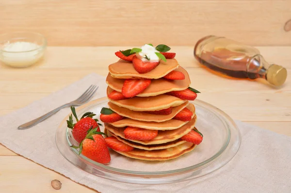 Pfannkuchen Mit Erdbeeren Und Sahne Und Ahornsirup Auf Dem Tisch — Stockfoto