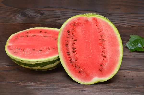 Reife Wassermelone Halbiert Auf Dunklem Holzhintergrund — Stockfoto