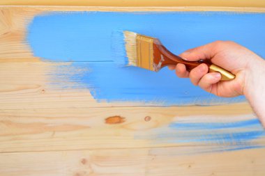 Ahşap tahtaları mavi boyayla boyama işlemi ve metin için boşluk