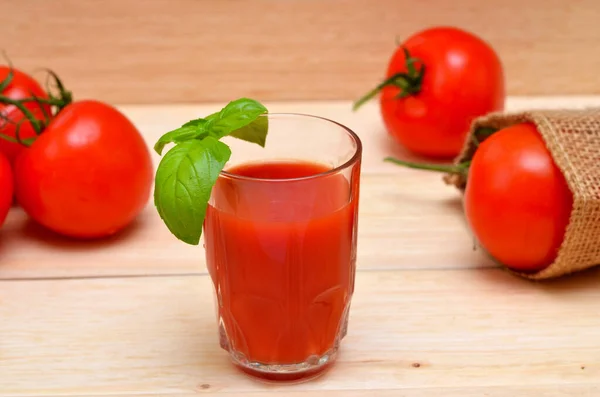 Copo Suco Tomate Fundo Madeira — Fotografia de Stock