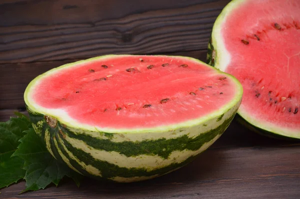 Köstliche Wassermelone Zwei Teile Geschnitten Nahaufnahme — Stockfoto