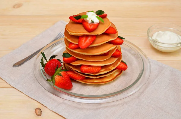 Ein Stapel Pfannkuchen Mit Erdbeeren Und Sahne Auf Einem Teller — Stockfoto