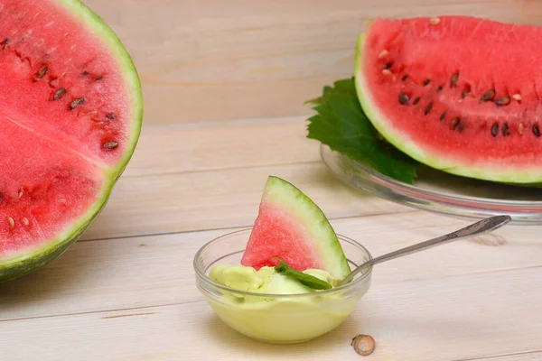 Eis Einer Schüssel Mit Einer Scheibe Wassermelone — Stockfoto