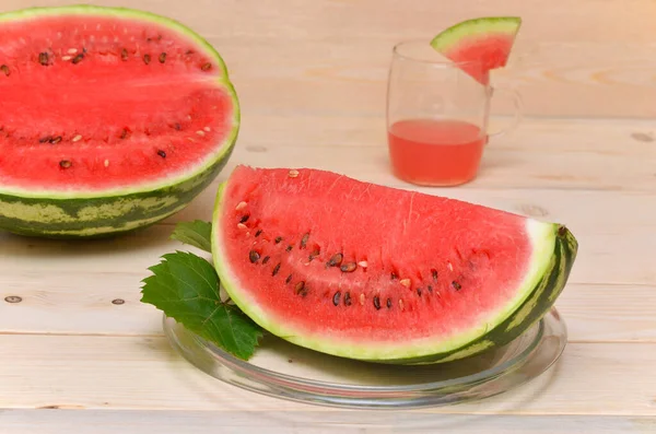 Ein Großes Stück Wassermelone Und Ein Glas Saft Hintergrund — Stockfoto