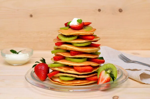 Leckere Fruchtpfannkuchen Mit Kiwi Und Erdbeeren — Stockfoto