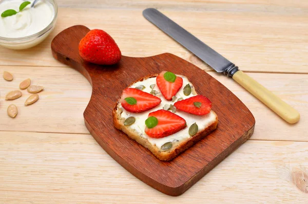 Vegetarischer Toast Mit Erdbeeren Auf Einem Brett Und Einem Messer — Stockfoto