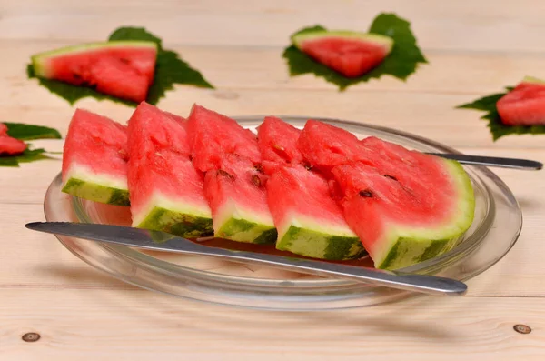 Scheiben Wassermelone Auf Einem Teller Und Besteck Nahaufnahme — Stockfoto