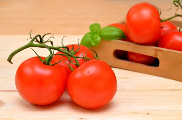 テーブルの上や木の箱の中で熟した赤いトマト — ストック写真