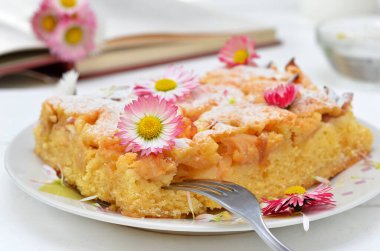 Papatya çiçekleriyle süslenmiş elmalı turta.