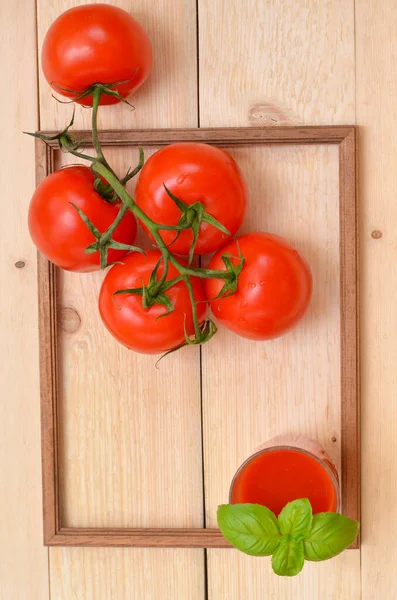トマトとトマトジュースを木の背景にフレームに入れて — ストック写真