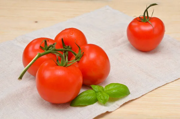 新鮮なトマトはナプキンのクローズアップで — ストック写真