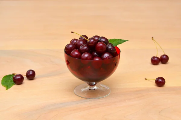 Cerezas Maduras Tazón Rojo Sobre Mesa —  Fotos de Stock