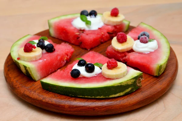 Köstliche Sommer Dessert Wassermelonenscheiben Mit Beeren Nahaufnahme — Stockfoto
