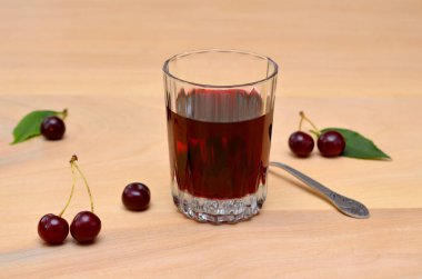 Masada çilek şarabı ve kiraz var.