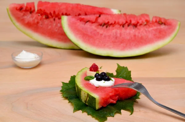 Scheibe Wassermelone Mit Beeren Und Original Serviertuch Auf Den Blättern — Stockfoto