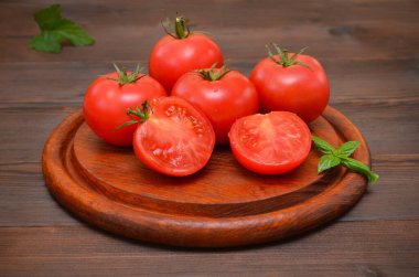 Kesme tahtasındaki taze domatesler.