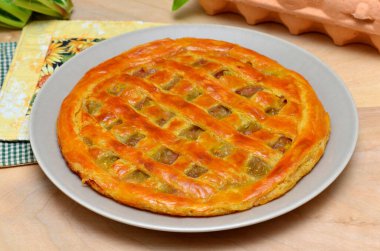 Taze pişmiş ravent turtası ve mutfak masasındaki malzemeler.