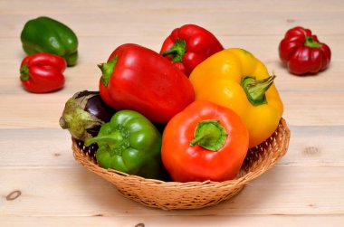 Masada renkli biberli sepet.