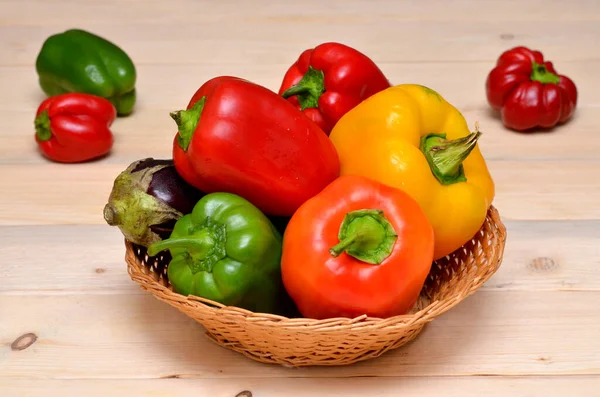 Masada renkli biberli sepet.