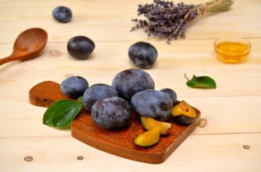 Tahtada taze erikler var ve masaya saçılmış.