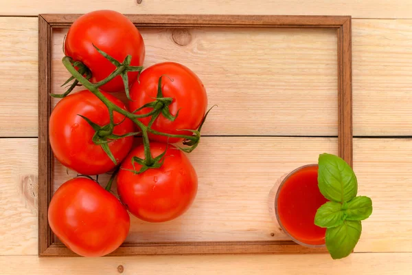 Mazzo Pomodori Bicchiere Succo Una Cornice — Foto Stock