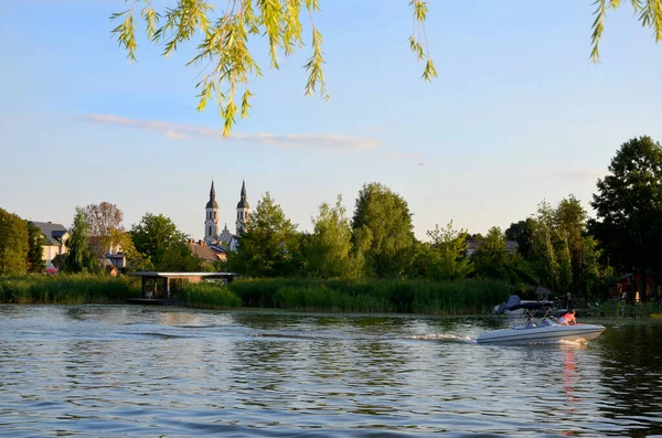 Piękny Kościół Krajobrazowy Tle Rzeki — Zdjęcie stockowe