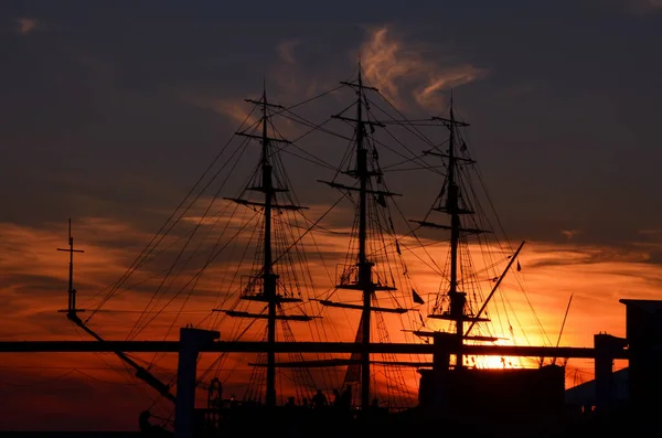 Siluetti Aluksen Rungon Vasten Auringonlaskua Taivaalla — kuvapankkivalokuva