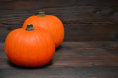 tüm balkabakları ahşap arkaplanda ve metin için boşluk