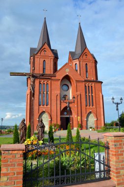 Hıristiyan tapınağı Katolik kilisesi ve yakınında bir bahçe.