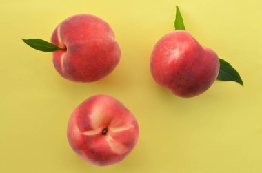 Açık sarı arkaplanda şeftali meyveleri