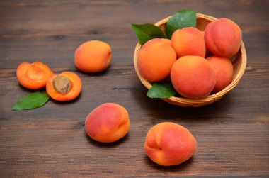 Tahta bir masada olgun kayısılar.