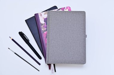 defterler ve defterler, beyaz arkaplan üzerine çalışmak için yazma malzemeleri