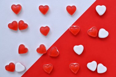 Kırmızı ve beyaz arkaplanda kalpleri olan romantik bir görüntü.