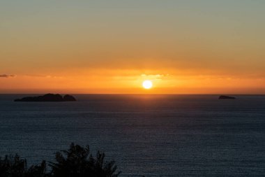 İtalya, Amalfi kıyılarından, silüet adaları ile Akdeniz 'deki altın günbatımının muhteşem manzarası