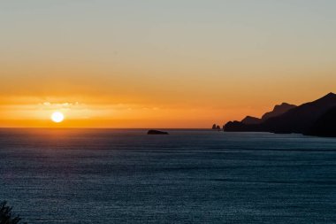 İtalya, Amalfi kıyılarından, silüet adaları ile Akdeniz 'deki altın günbatımının muhteşem manzarası