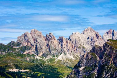 Rocky Dolomitic dağları ve yeşil vadi bir yaz günü, biraz bulutla, bir turist yürüyüşü sırasında