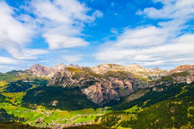 İtalya 'nın Trentino Alto Adige şehrinde bir köy, bir sürü çam ağacı ve ormandan yüksek irtifada Dolomitlerin kayalık dağları vardır.