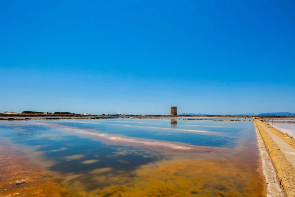 夏にはシチリア島の美しいイタリア地域でトラパニの塩鍋 どこでも背景と水の塔と風景 — ストック写真