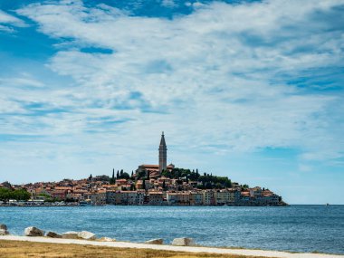 Hırvatistan 'ın Rovinj kenti, bulutlarla dolu bir yaz günü, Avrupa' ya tatile gidiyor.
